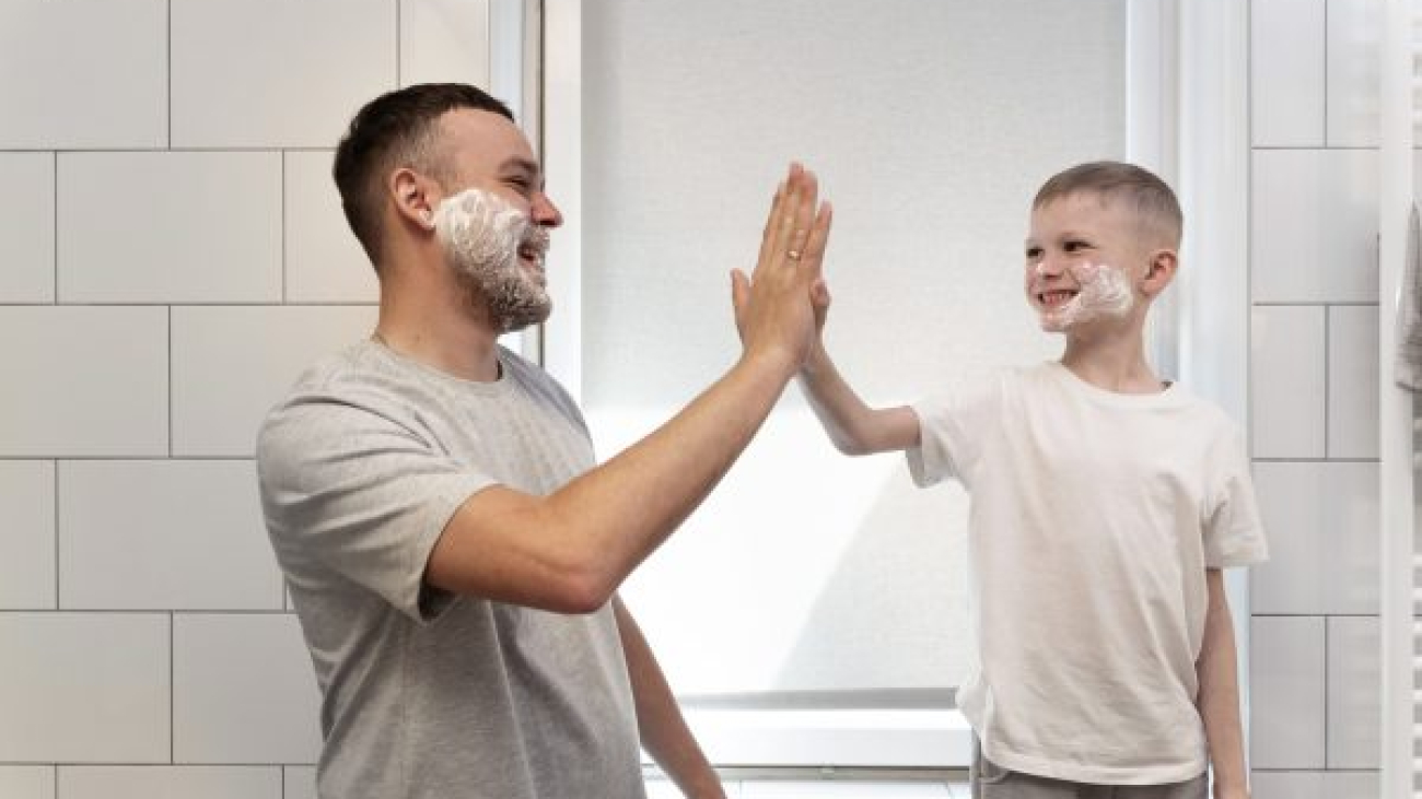 pai-ensinando-seu-filho-a-fazer-a-barba compactado