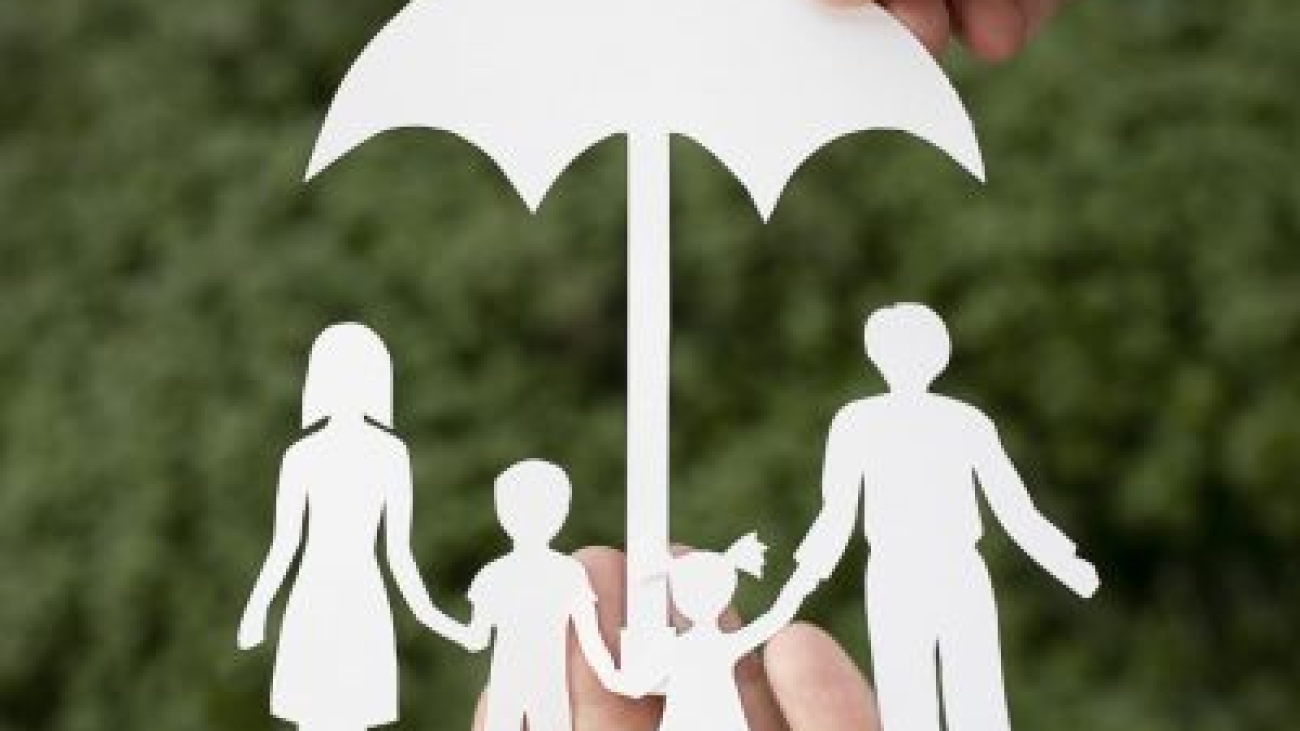 close-up-hands-holding-paper-family-outdoors compactado