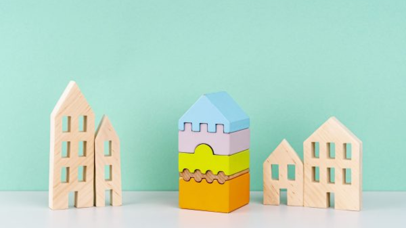 miniature-houses-blue-background compactado