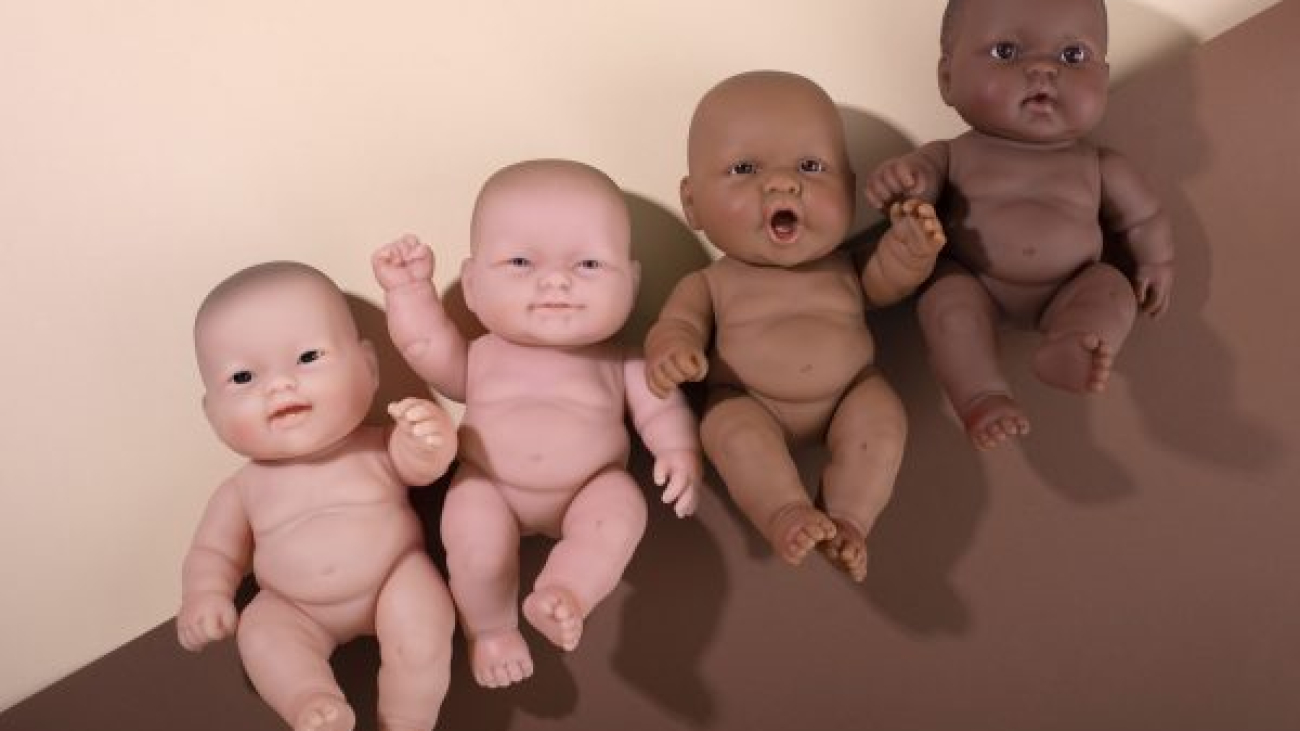 colecao-de-bonecas-de-plastico-para-criancas-com-diversas-cores-de-pele