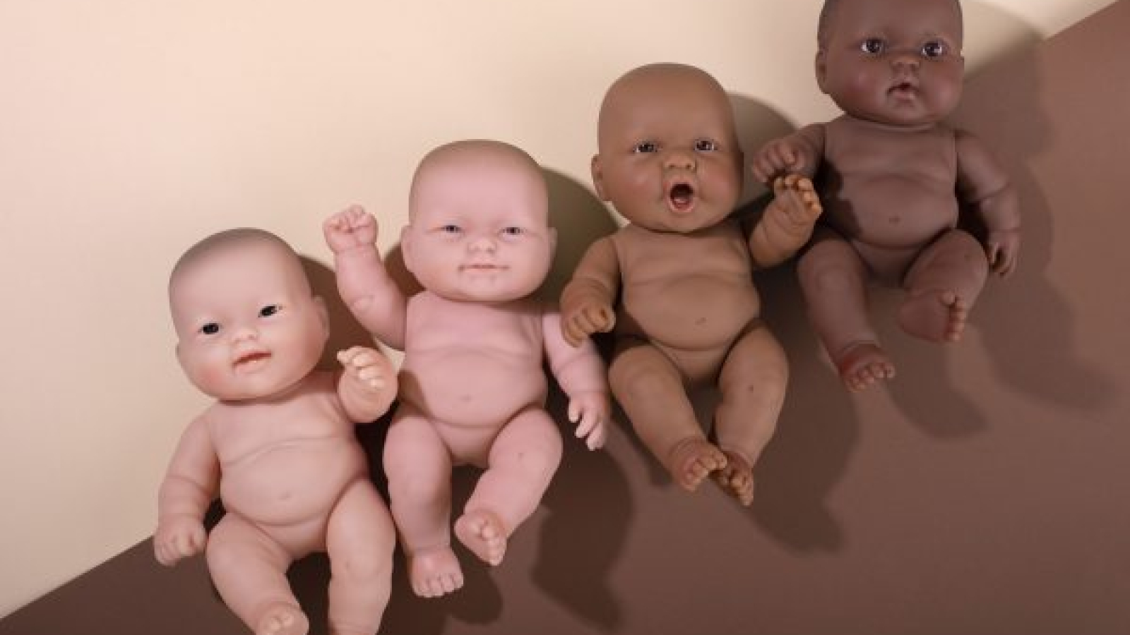 colecao-de-bonecas-de-plastico-para-criancas-com-diversas-cores-de-pele